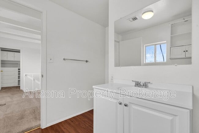 Building Photo - 119 W 9th Pl