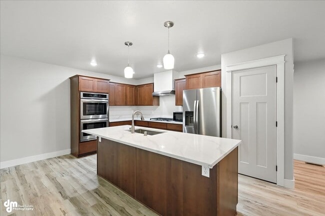 Building Photo - New & Upgraded 4BD Home!