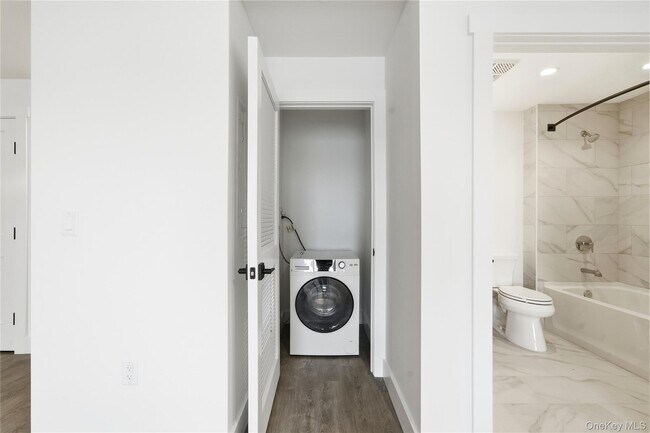 Building Photo - 180 Deer Park Ave