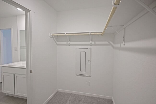 Building Photo - 2411 Shady Grv
