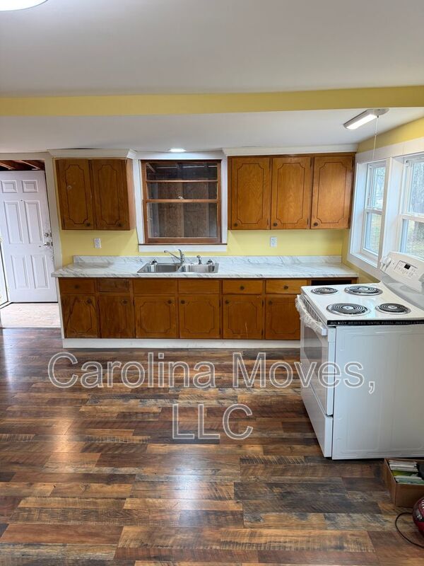 Building Photo - 7895 New Cut Rd