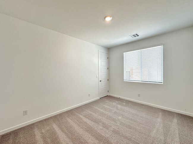 Building Photo - 563 Mountain Robin Ave