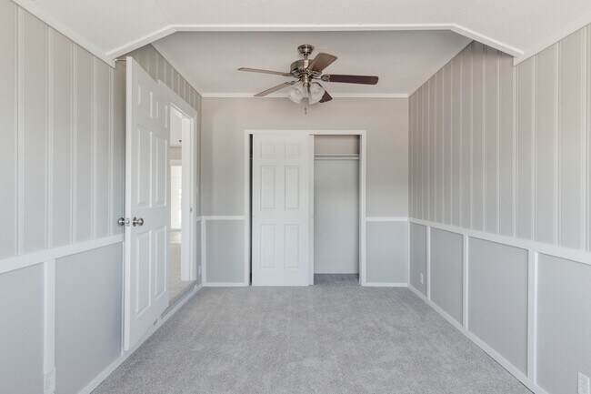 Building Photo - $0 DEPOSIT OPTION. 3BED/1BATH WITH ONE CAR...