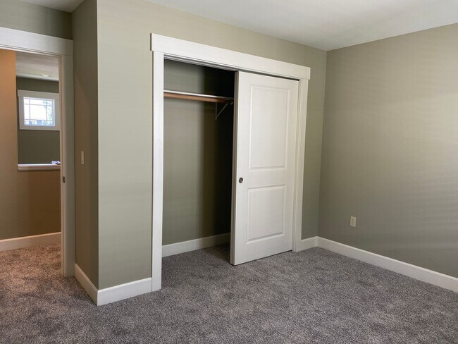 Building Photo - 3 Bedroom Townhome at The Vineyard