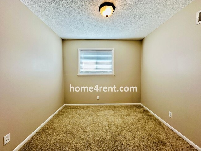 Building Photo - Beautiful Overland Park Townhome w/ Wood Floors, Large Open Kitchen and a Community Pool!