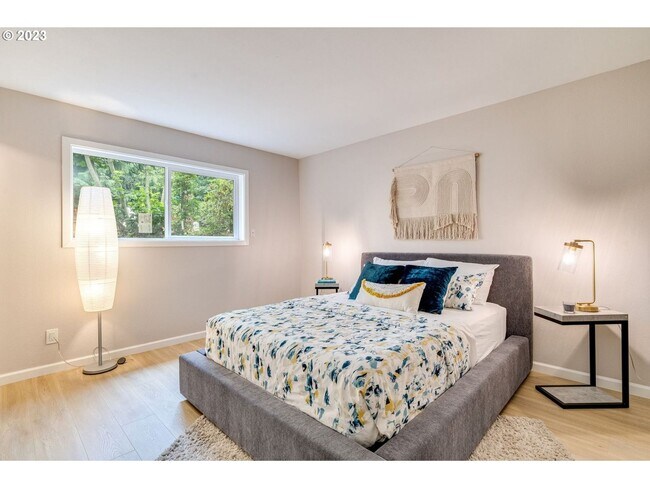 Building Photo - Fully Remodeled 3 Bedroom/2.5 Bathroom Lak...