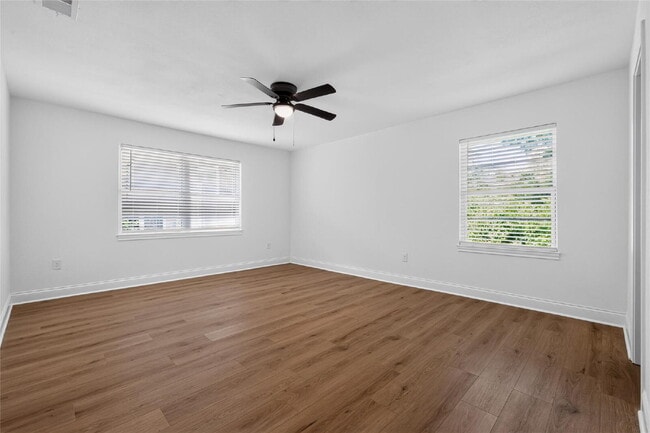 Building Photo - "Fully Remodeled 4-Bedroom Luxury Home Backing to a Greenbelt with Two Primary Suites!"