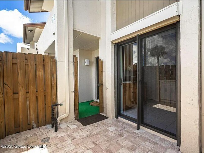 Building Photo - 2245 Golf Isle Dr