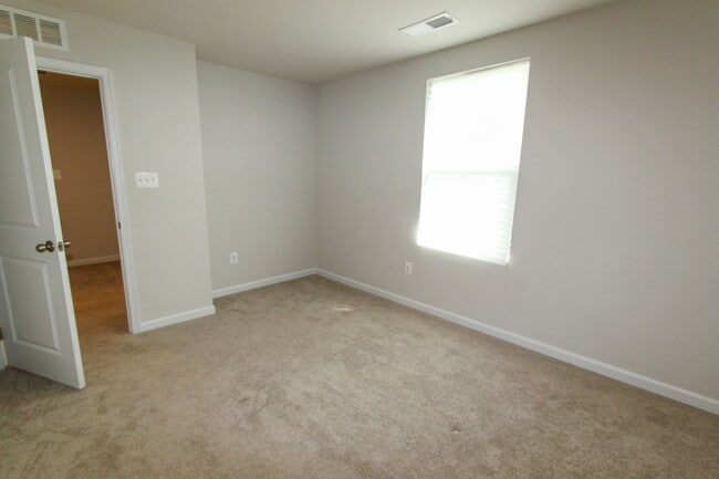 Building Photo - 4 Bed, 2.5 Single Family Home in Bunker Hi...
