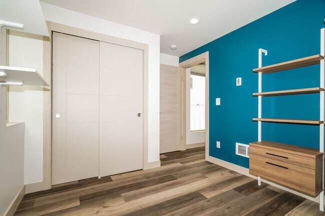Building Photo - Stylish 3 Bedroom with Rooftop Decks and Dedicated Parking