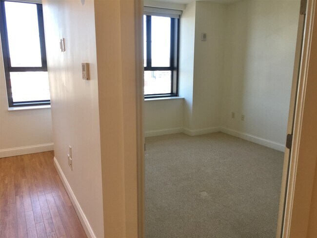 Building Photo - 875 Elm St