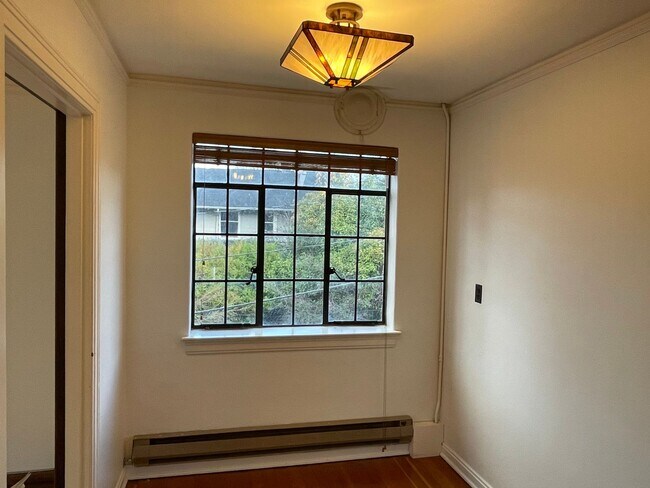 Building Photo - Vintage Eastlake Condo