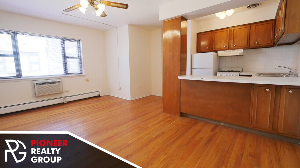 Building Photo - 524 W Oakdale Ave