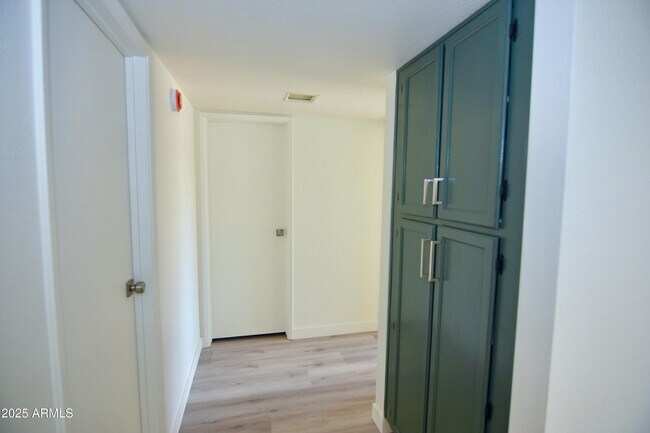 Building Photo - 2020 W Union Hills Dr