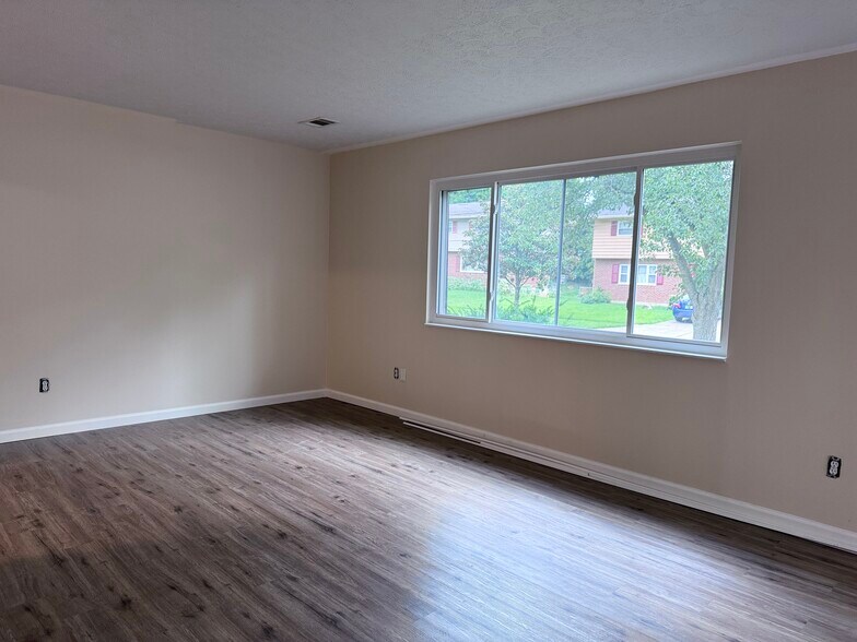 Building Photo - 5589 Goldenrod Dr