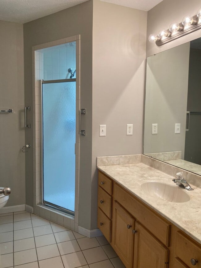 Building Photo - LOCATION LOCATION Location!  Close to Baptist Health Hospital, Shopping, & More