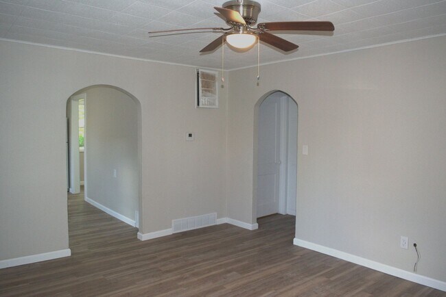 Building Photo - Great 2 Bed 1 Bath House!