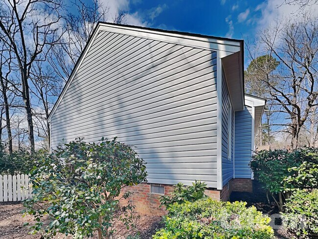 Building Photo - 204 River Song Rd