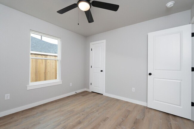 Building Photo - Move-In Ready Gem with No Application Fee!