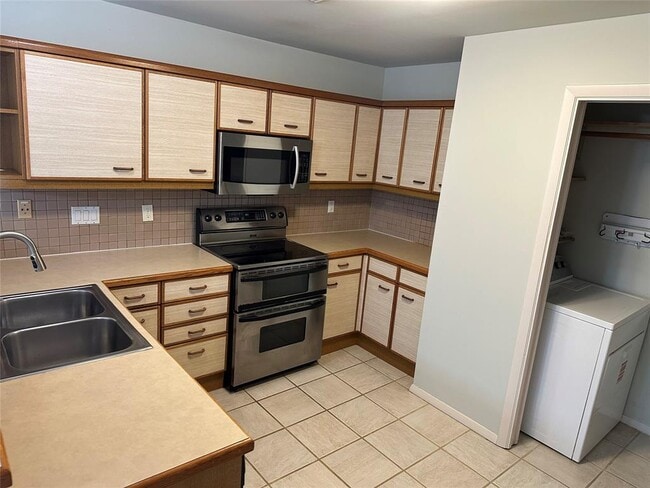 Building Photo - 40 N Interstate Hwy 35