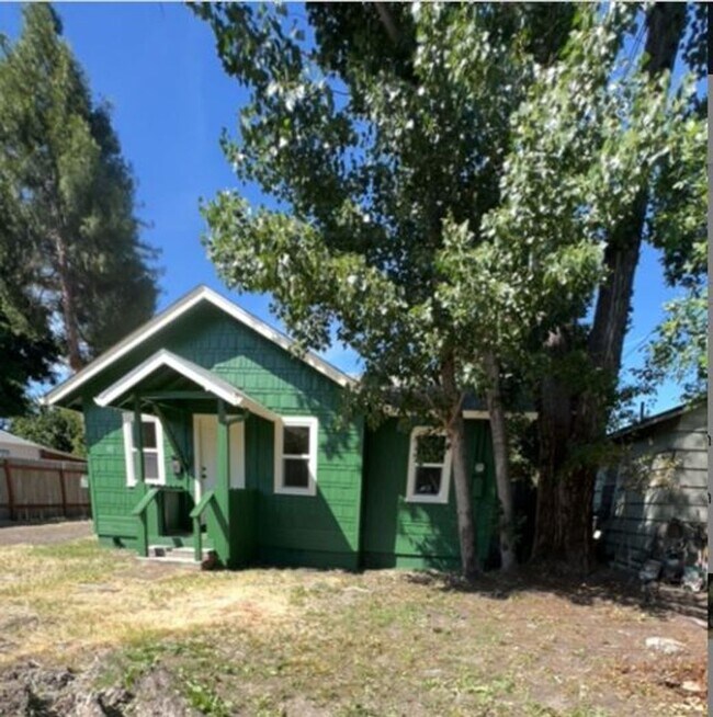 Primary Photo - 610-612 SE Riverside Ave