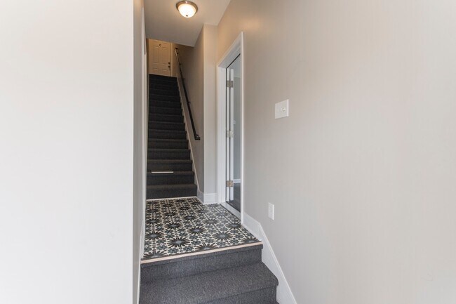 Building Photo - 1325 Saville Ave
