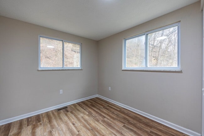 Building Photo - 4 Bed, 2 Bath Home in Morgan, PA AVAILABLE NOW!