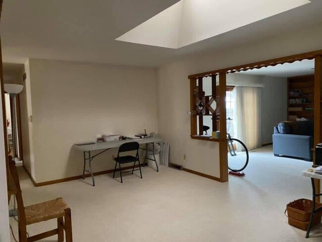 Building Photo - 610 E Elaine Ave