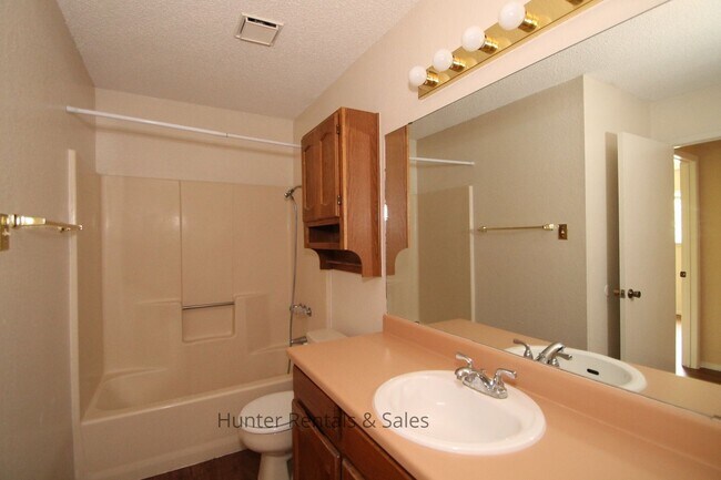Building Photo - Dreamy Three-Bedroom - 1st month free with...