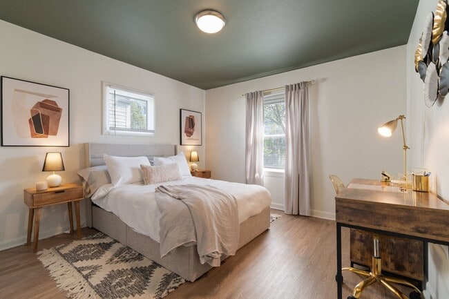 Building Photo - 2 Bed/ 1 Bath Cottage in Charlotte Park, Fenced Yard and Pet Friendly
