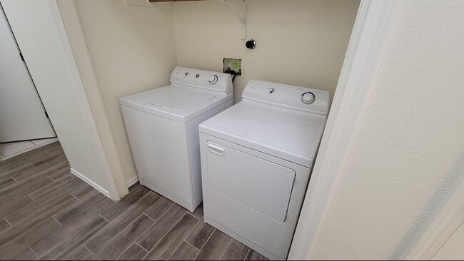 Building Photo - Great Near North Valley Home! No carpet! O...