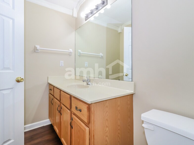 Building Photo - 9997 Woodland Grove Dr