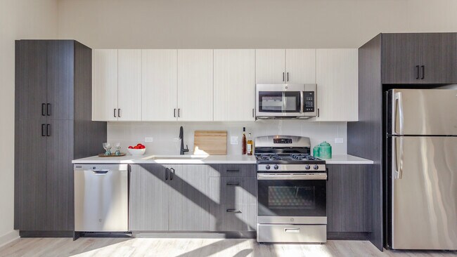 Building Photo - 1502 W Ainslie St