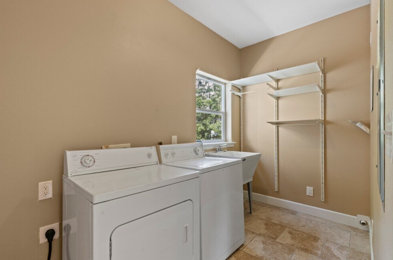 Building Photo - 7321 NE 8th Ave