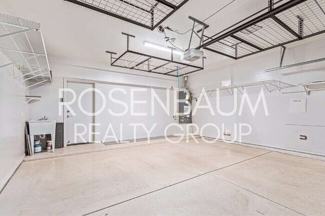 Building Photo - Gorgeous 3-bedrooms, 2-baths home in the d...