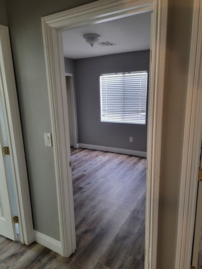 Building Photo - 3 Bedroom Townhouse with a backyard