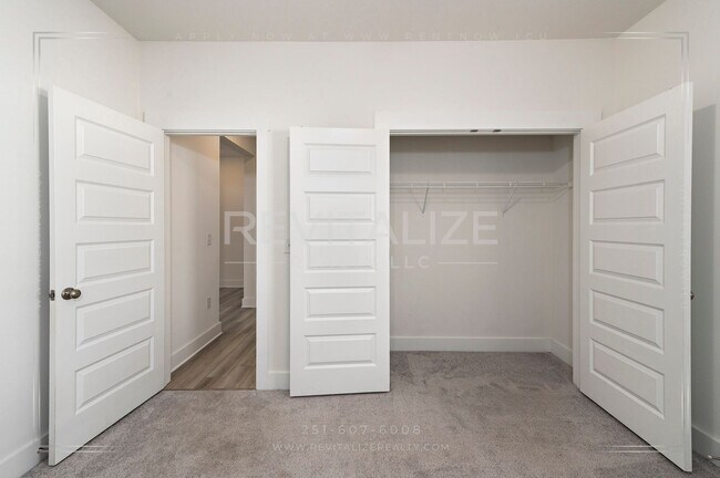 Building Photo - Charming Gold Fortified Home in Live Oak E...