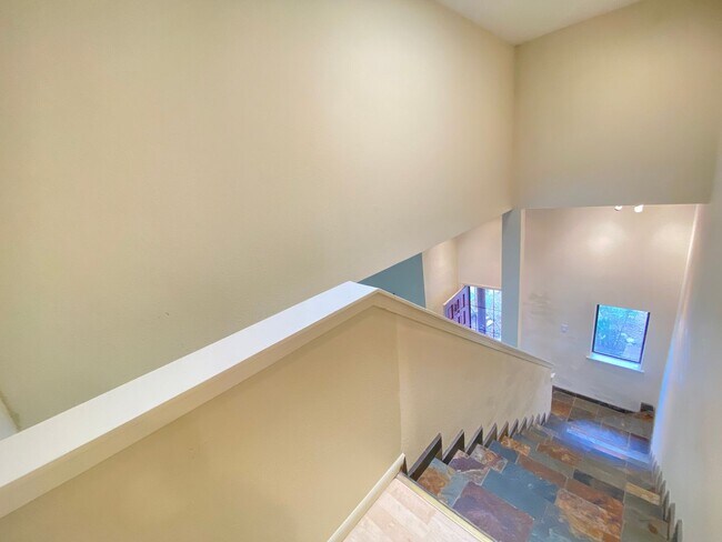 Building Photo - Spacious Home in Vista Primera
