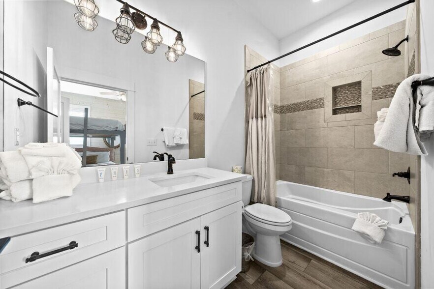 Building Photo - 7 W Gate