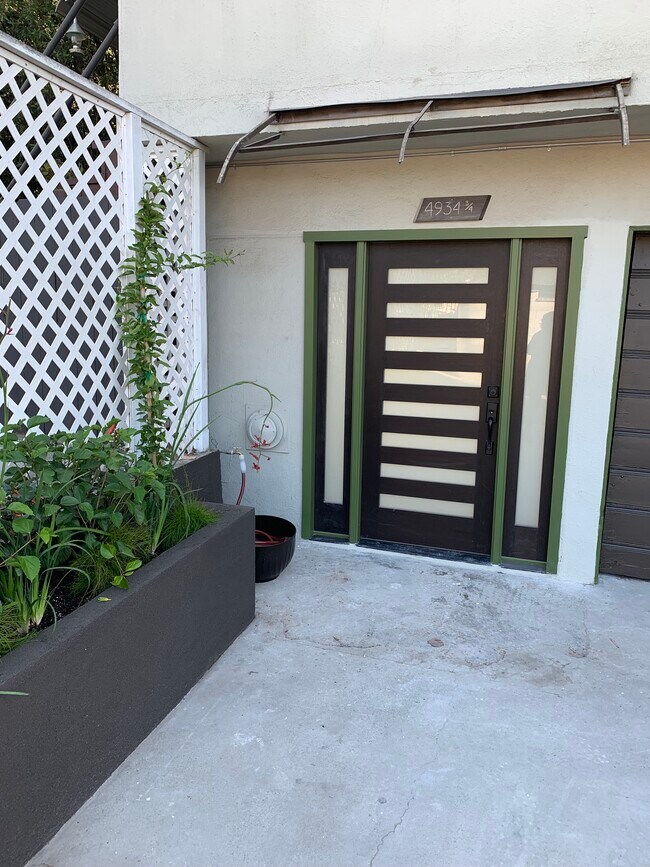 Private entrance w/parking space - 4934 Wiota St