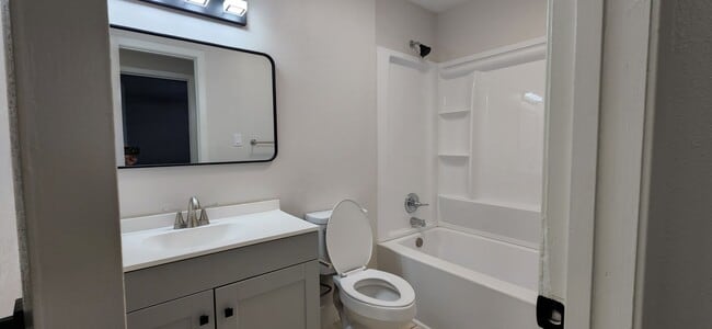 Building Photo - Completely Remodeled 3 Bed / 2 Bath Home 1,704 SF