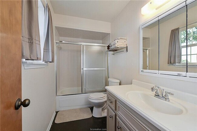 Building Photo - 7 acres with 5 bed, 3 bath less than 25 mi...