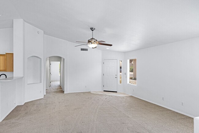 Building Photo - Beautiful Large 3 Bedroom home in Parkwood...