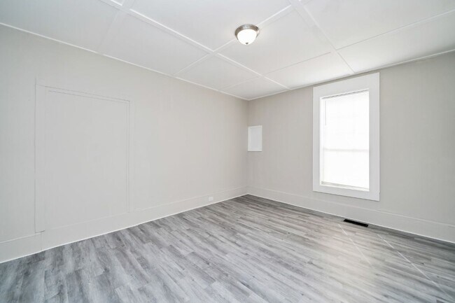 Building Photo - 233 Alder Ave