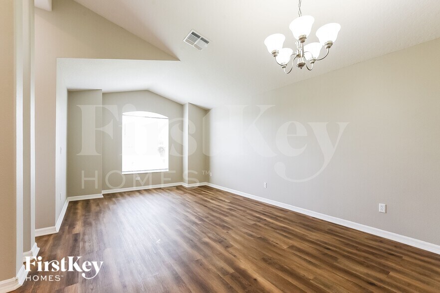 Building Photo - 2101 Laparelle Dr