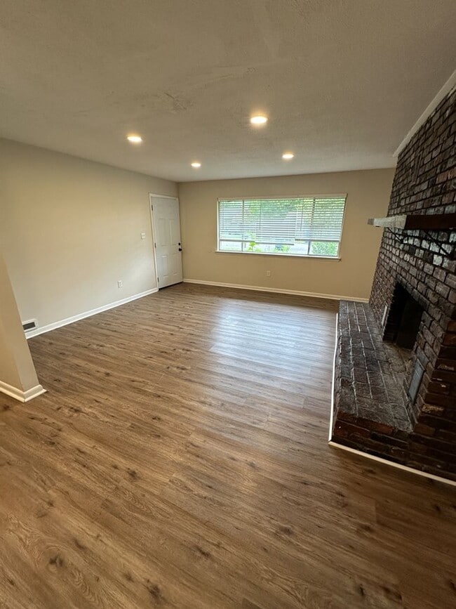 Building Photo - Charming Pet-Friendly 2BR Home with Off-Street Parking in Chattanooga