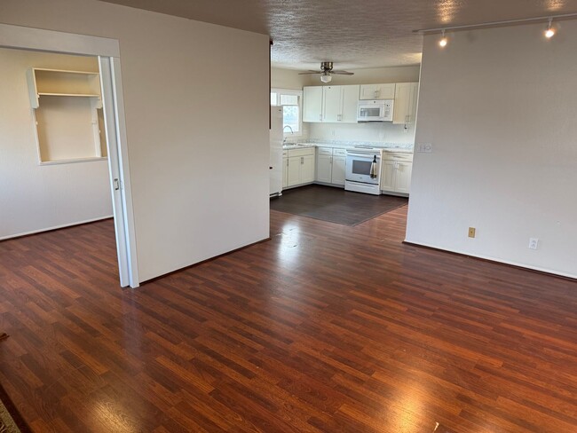 Building Photo - Hawaii Kai, Upstairs duplex, small 3 bedro...