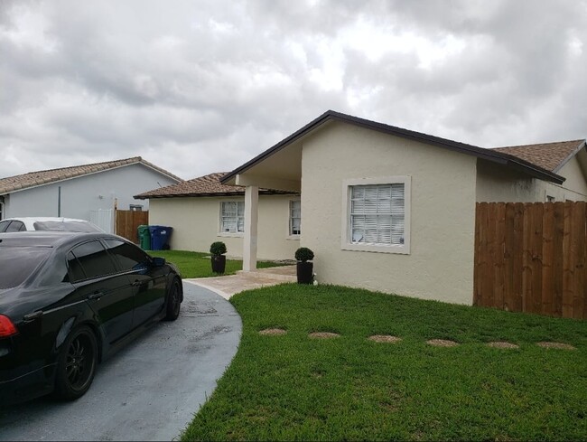 Building Photo - 4301 SW 135th Ave