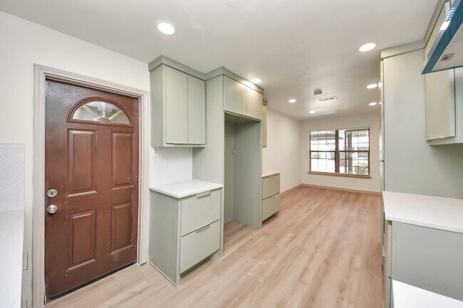 Building Photo - 2404 Grape Ln