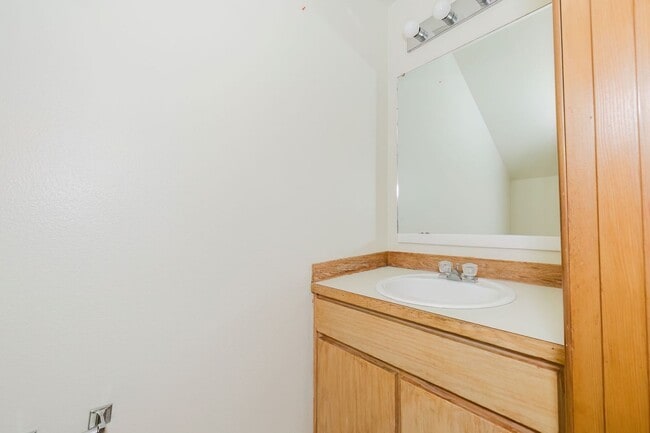 Building Photo - Desireable End Unit, Bremerton Triplex - A...